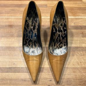 Dolce & Gabbana pointy toe leather heel. Size 8.5